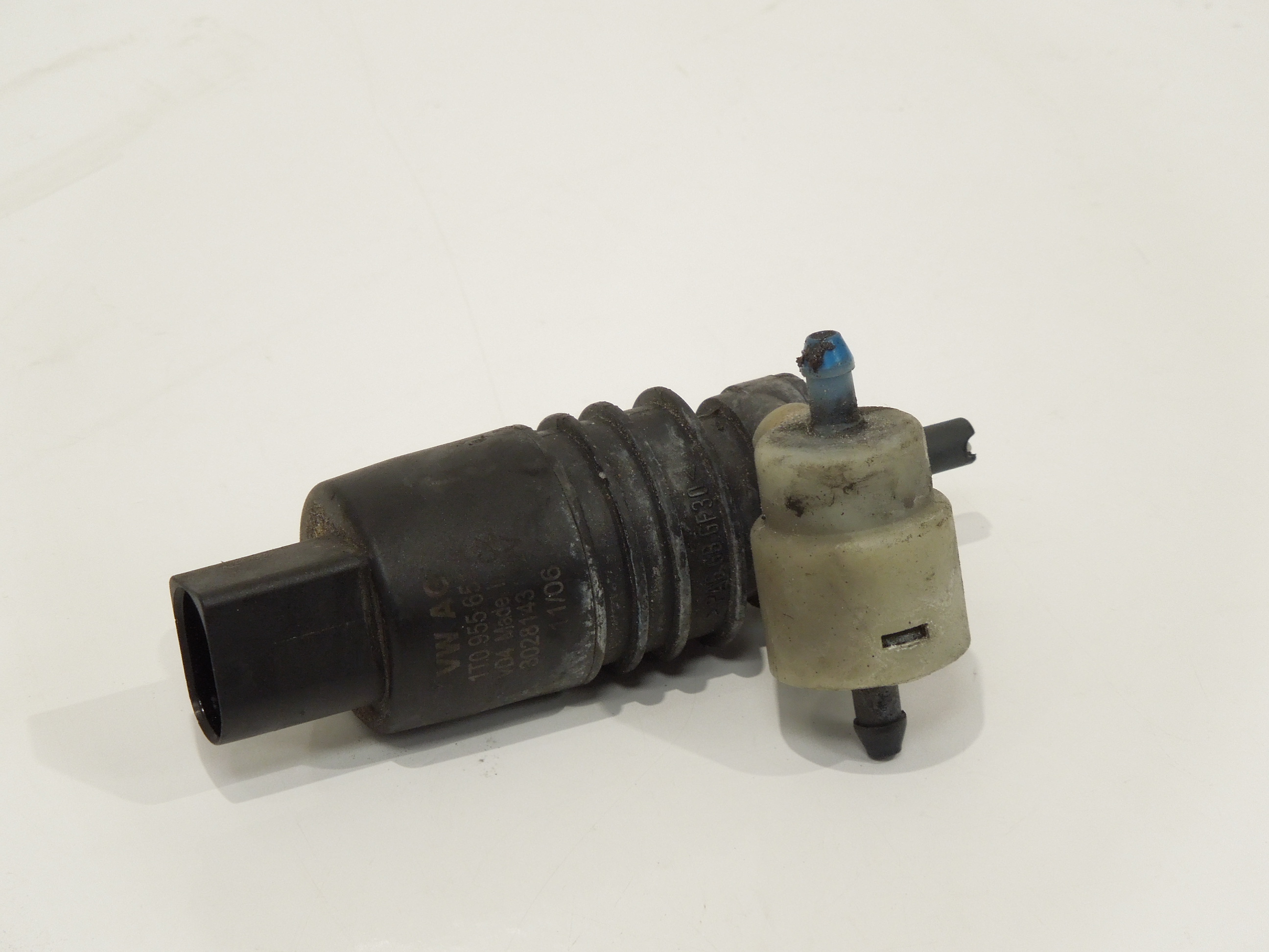 AUDI A6 C6 Avant A3 8P Windscreen and Rear Screen Washer Pump
