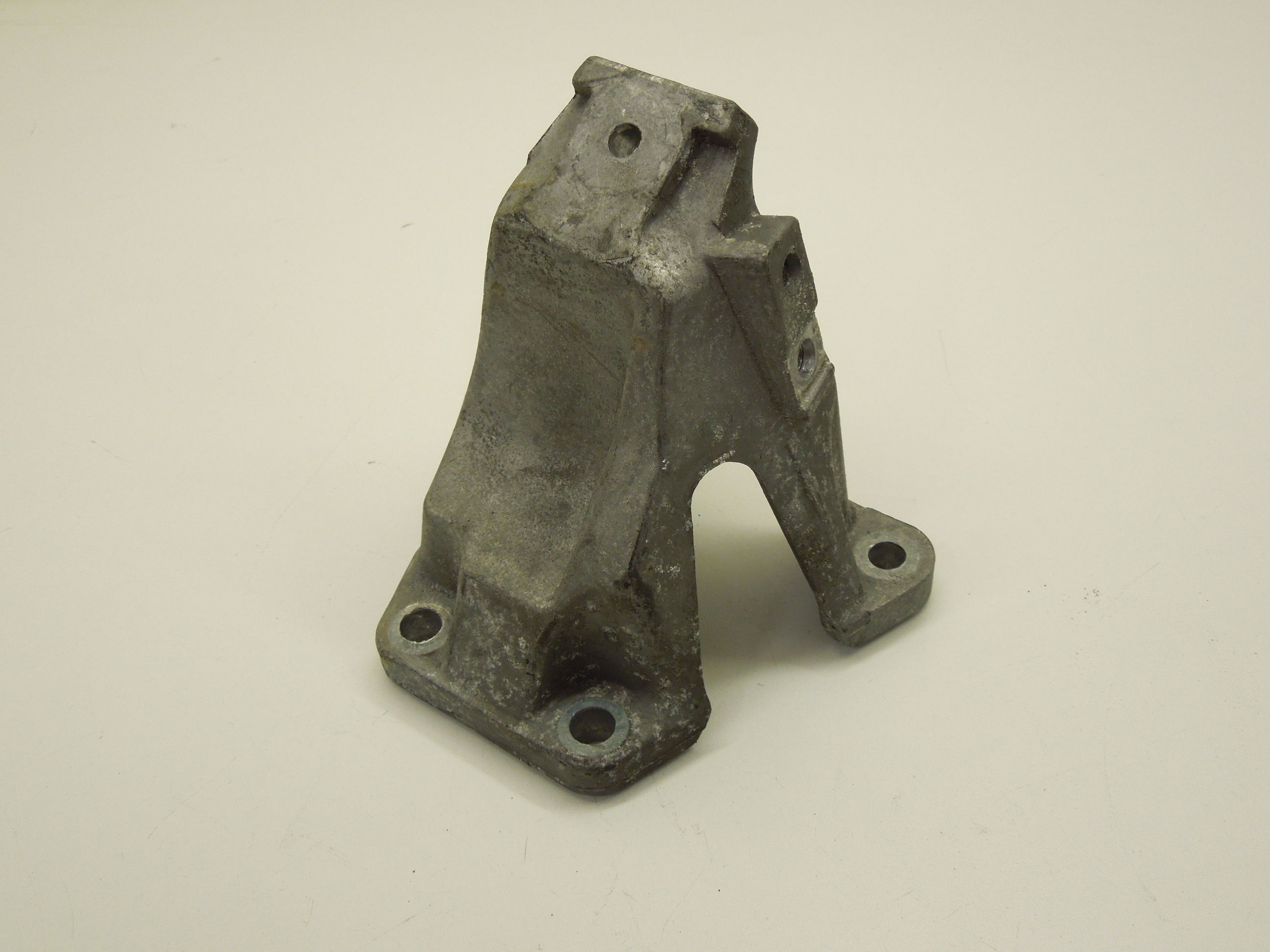 AUDI A4 B6 OS Right V6 Petrol Engine Support Mount Bracket 8E0199308H £