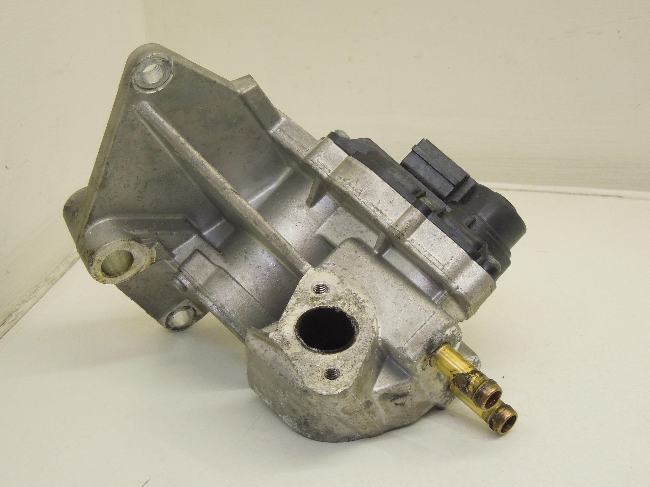 VW Golf Passat 2.0 FSi EGR Valve Exhaust Gas Recirculation 06F131503B ...