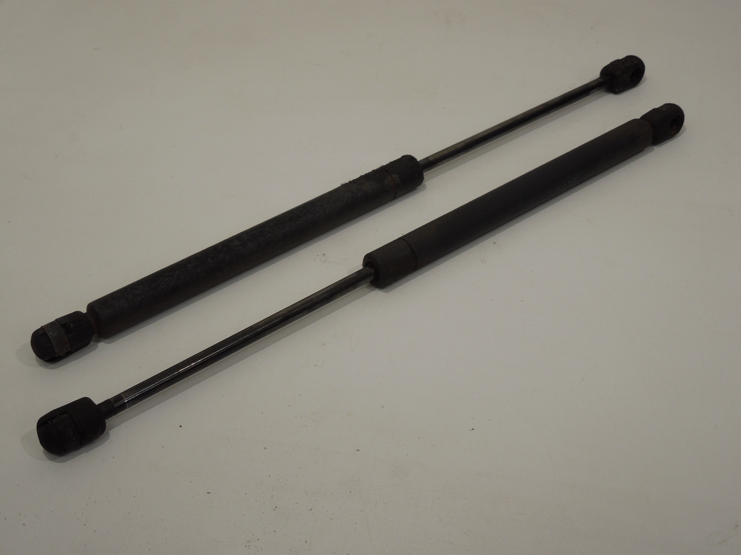 Pair StrutsDepot 8N8827552B Tailgate//Boot Struts
