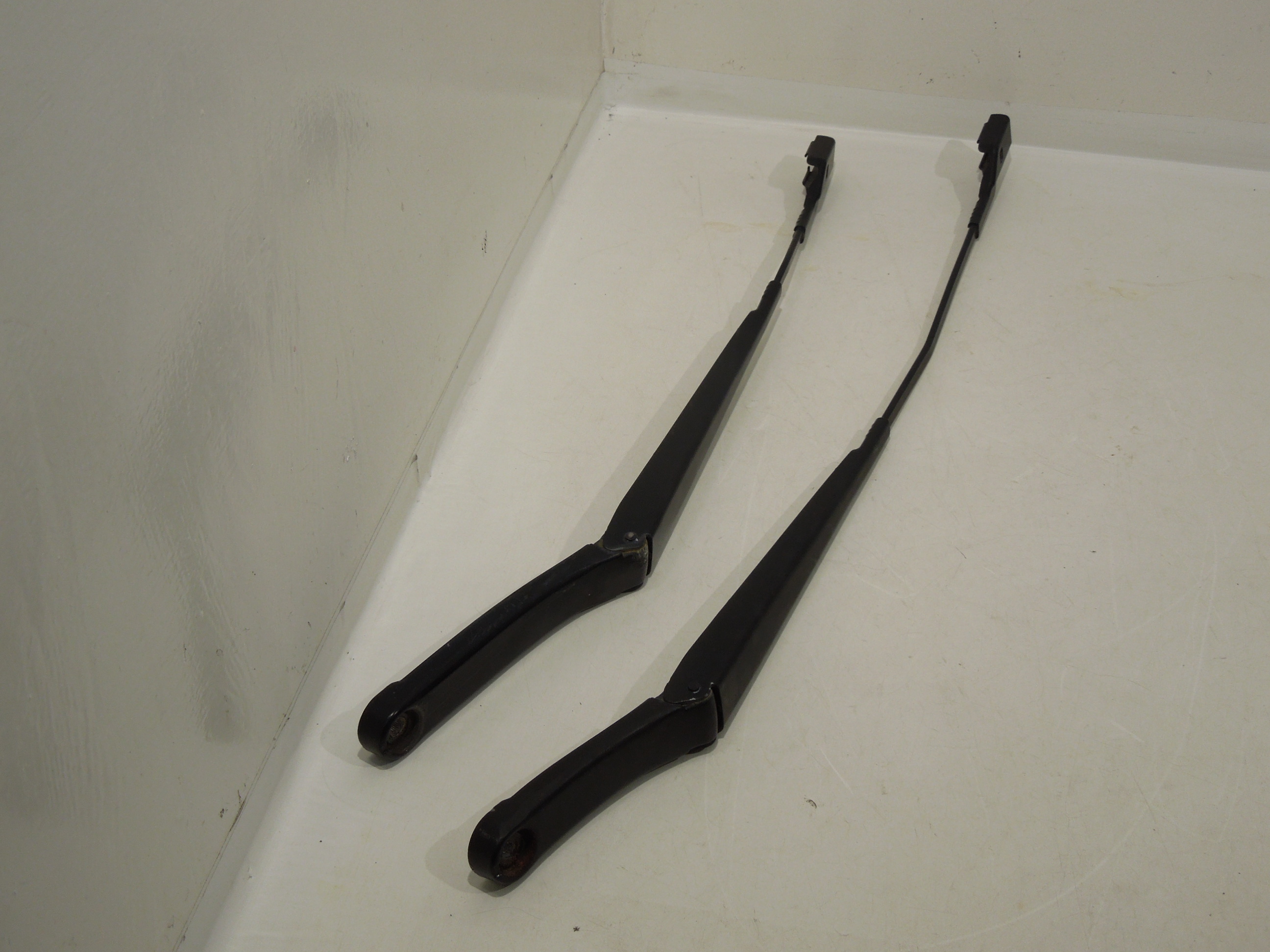 VW Passat B6 Pair Windscreen Wiper Arms for Stay Flat Wipers 3C2955409B