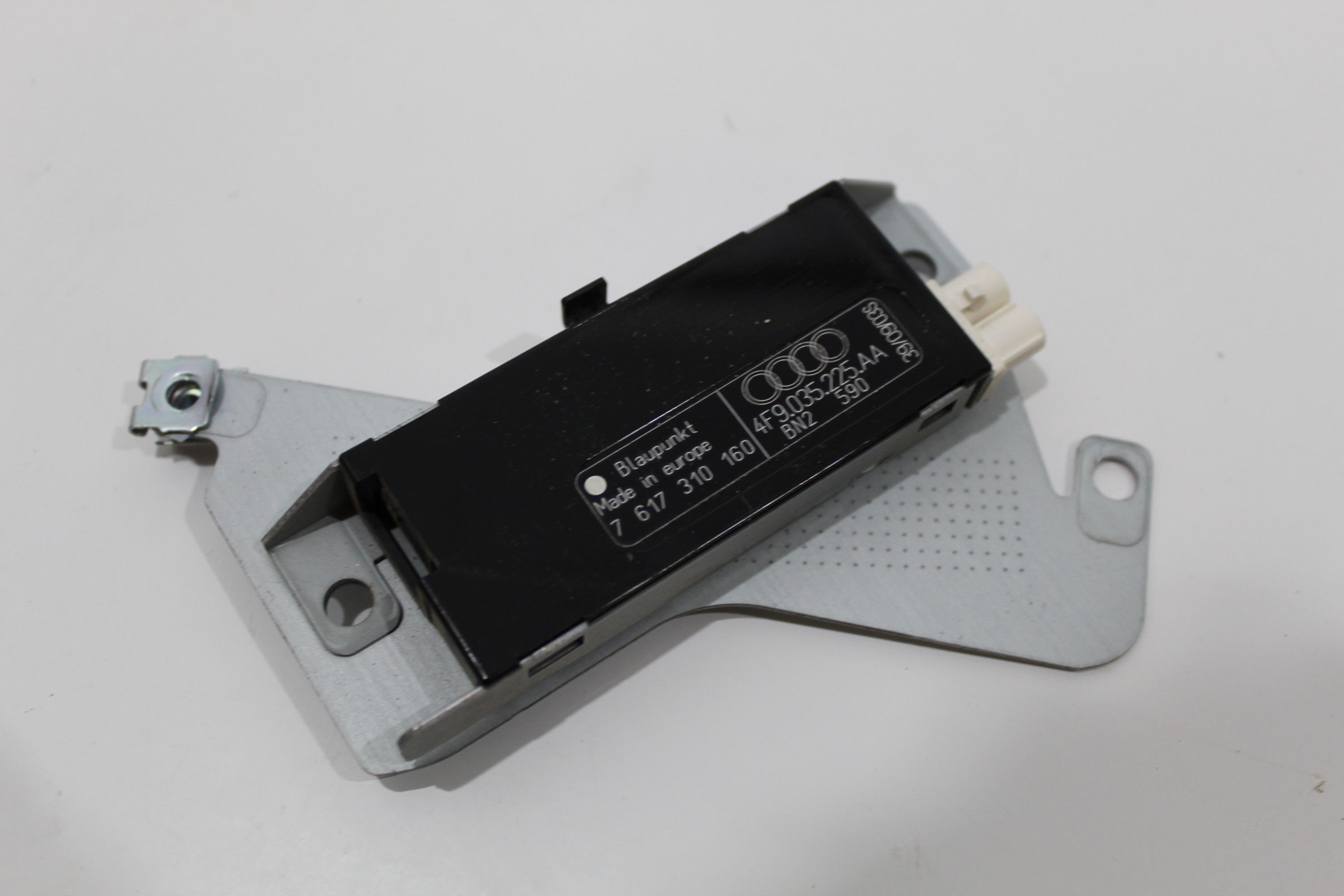 Audi A6 C6 Avant ns antenneversterker linksachter 4F9035225AA